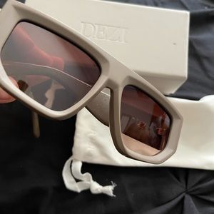 DEZI sunglasses in style backtrack color STONE